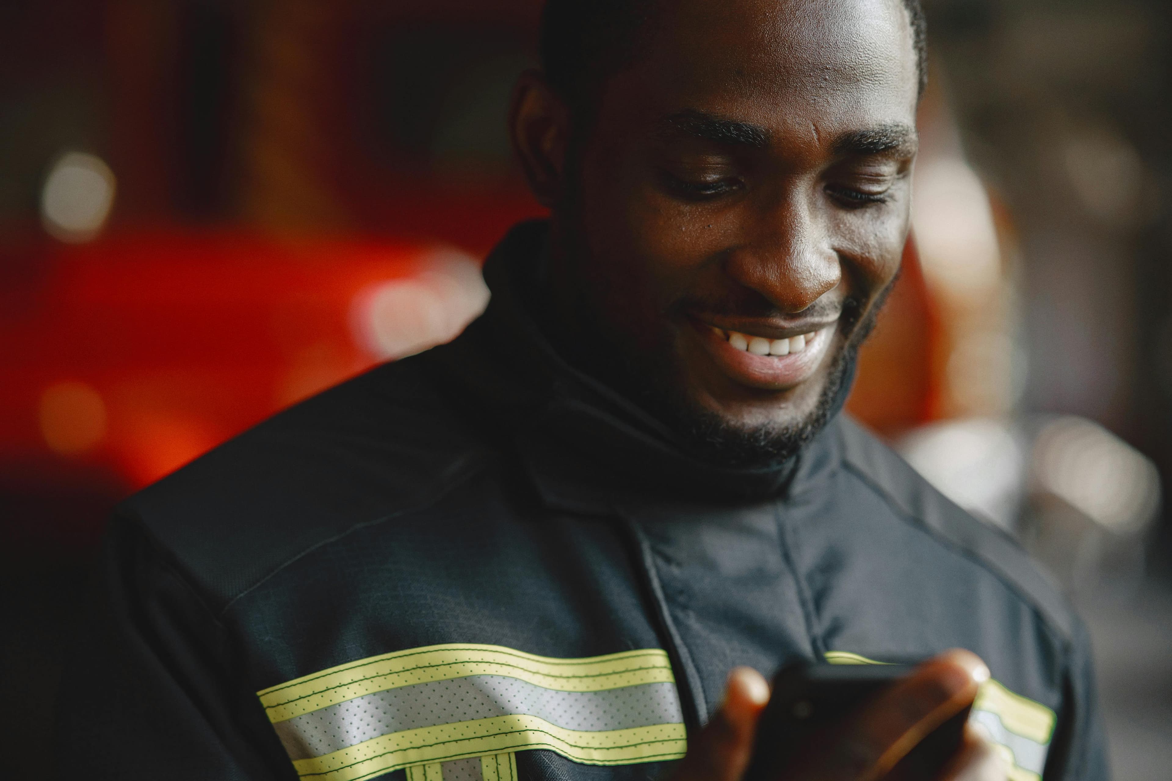 Artisan BTP consultant la plateforme BROBROLI sur son smartphone